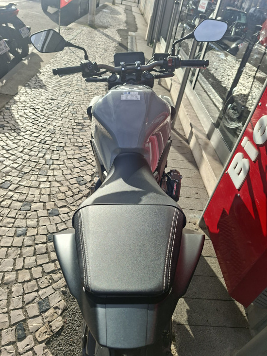 CB 650R  A2 e-clutch 1ERE MAIN 05/2025 568 KMS - ATHIS-MONS